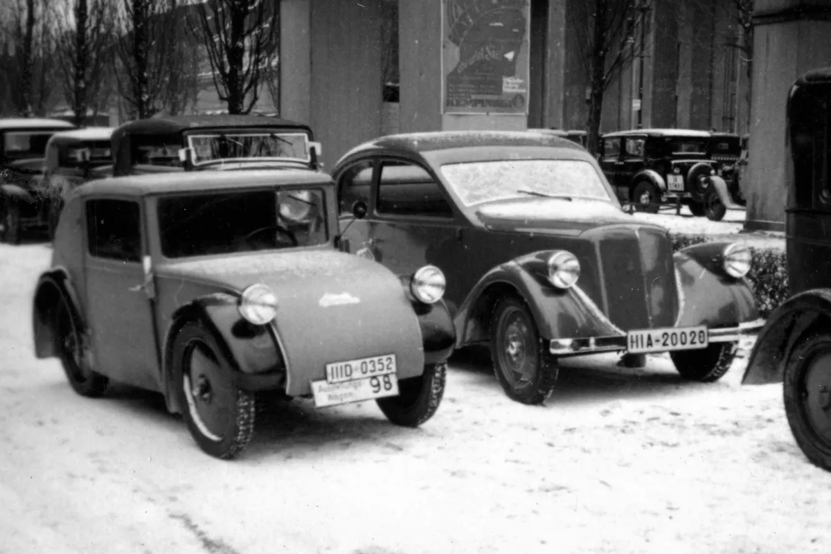 Exhibition model Standard Superior next to the Zündapp Type 12 at the 1933 IAMA in Berlin